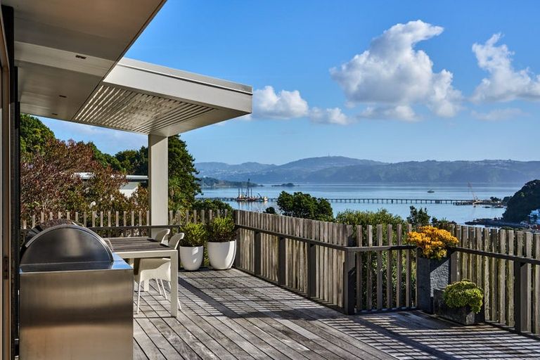 Photo of property in 4 Francis Bell Grove, Lowry Bay, Lower Hutt, 5013