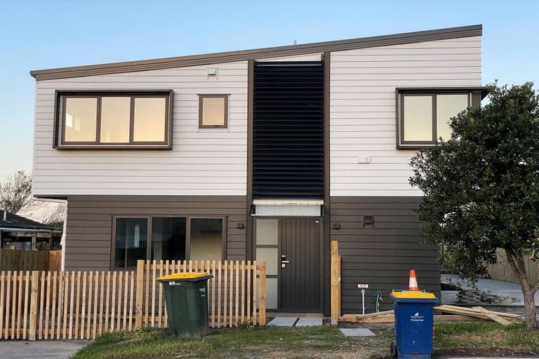 Photo of property in 15c Pipitea Place, Massey, Auckland, 0614