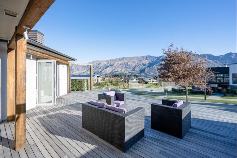 Photo of property in 2 Urquhart Place, Wanaka, 9305
