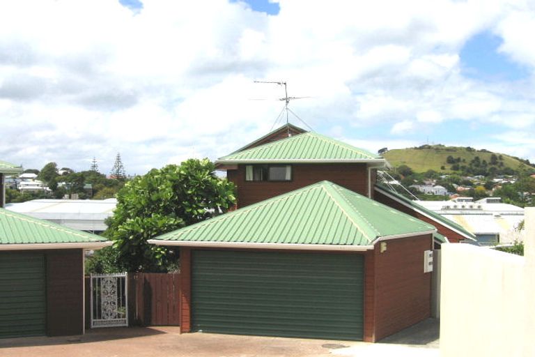 Photo of property in 2c Waterview Road, Stanley Point, Auckland, 0624