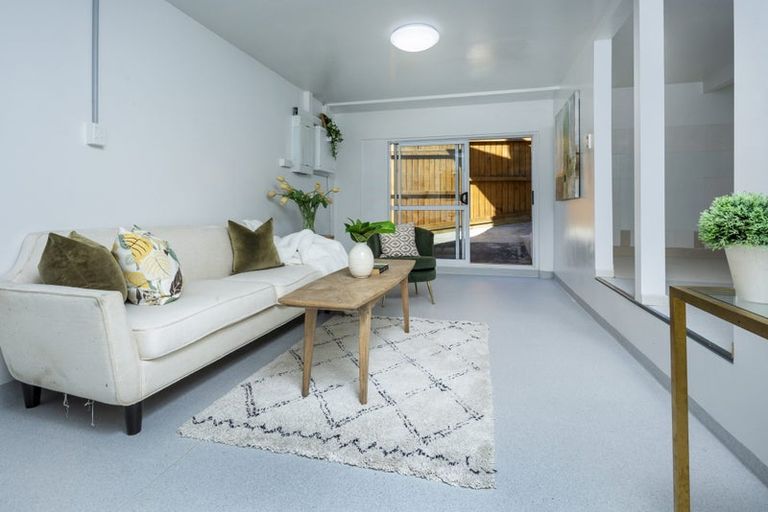 Photo of property in 43 Valley View Road, Glenfield, Auckland, 0629