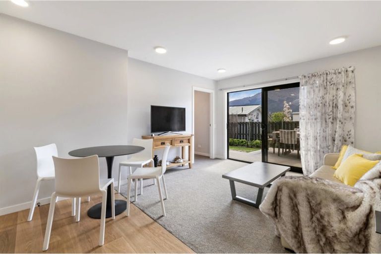 Photo of property in 18 Poplar Drive, Kelvin Heights, Queenstown, 9300