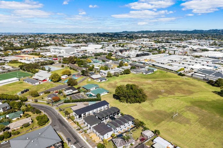 Photo of property in 8/28 Smythe Road, Henderson, Auckland, 0612