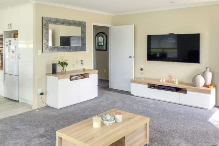 Photo of property in 1/3 Papatahi Place, Henderson, Auckland, 0610