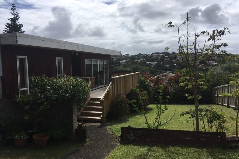Photo of property in 2/16 Shanaway Rise, Hillcrest, Auckland, 0627