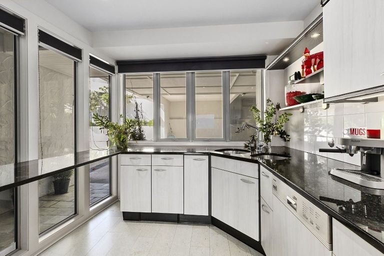 Photo of property in Beauport Apartments, 30u2 The Crescent, Roseneath, Wellington, 6011