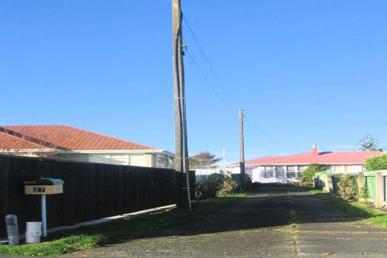 Photo of property in 27 Exeter Crescent, Takaro, Palmerston North, 4412