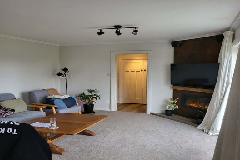 Photo of property in 12a Chapman Street, Newlands, Wellington, 6037