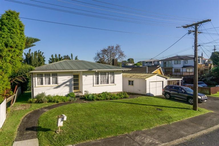 Photo of property in 4 Pomelo Road, Te Atatu South, Auckland, 0610