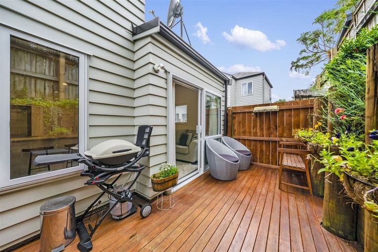 Photo of property in 12/30 John Jennings Drive, Oteha, Auckland, 0632