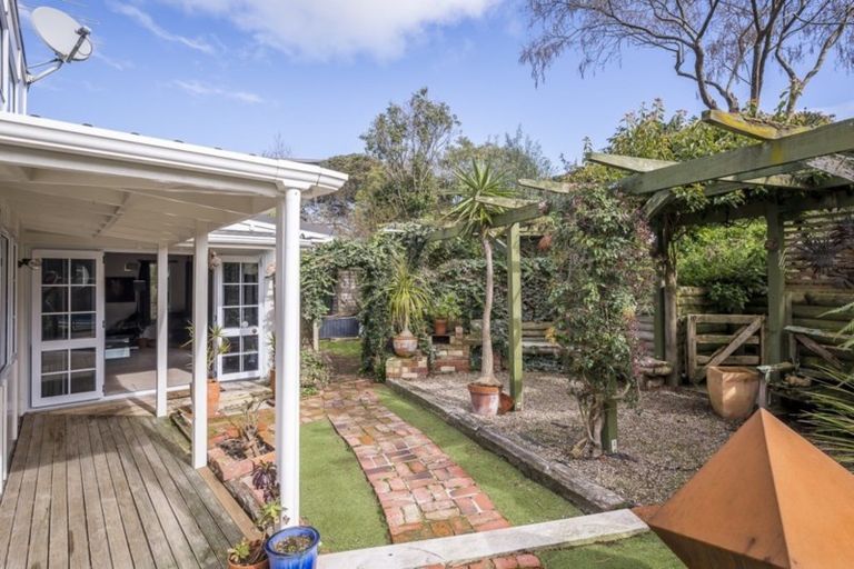 Photo of property in 21 Puriri Road, Waikanae, 5036