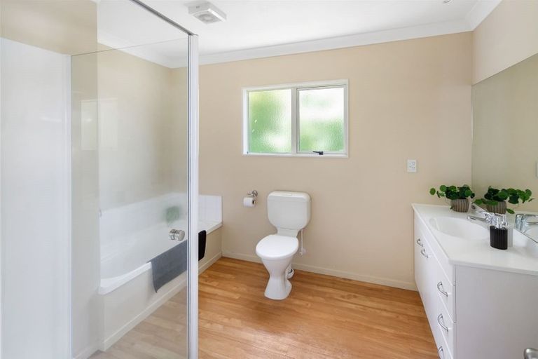 Photo of property in 6 Chippenham Grove, Churton Park, Wellington, 6037