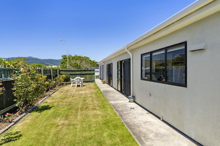Photo of property in 32 Langdale Avenue, Paraparaumu, 5032