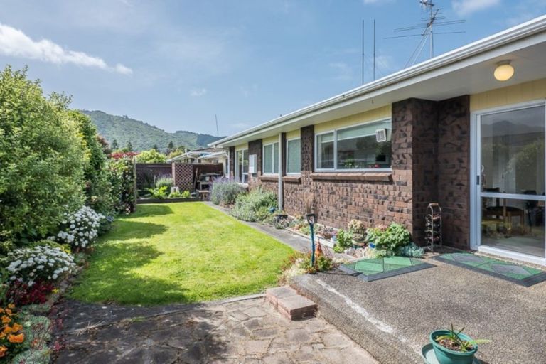 Photo of property in 60 Rewarewa Crescent, Waikanae, 5036