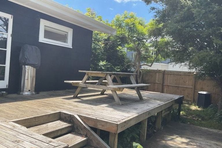 Photo of property in 18 Norman Road, Titirangi, Auckland, 0604