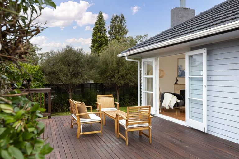 Photo of property in 12 London Street, Te Atatu Peninsula, Auckland, 0610