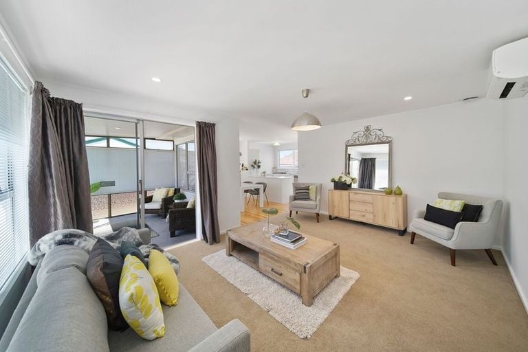 Photo of property in 6 Lynley Place, Pakuranga Heights, Auckland, 2010