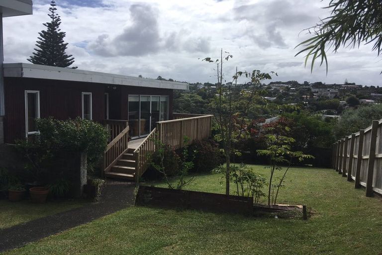 Photo of property in 2/16 Shanaway Rise, Hillcrest, Auckland, 0627
