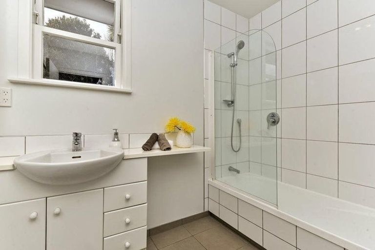 Photo of property in 2/14 Selwyn Crescent, Forrest Hill, Auckland, 0620