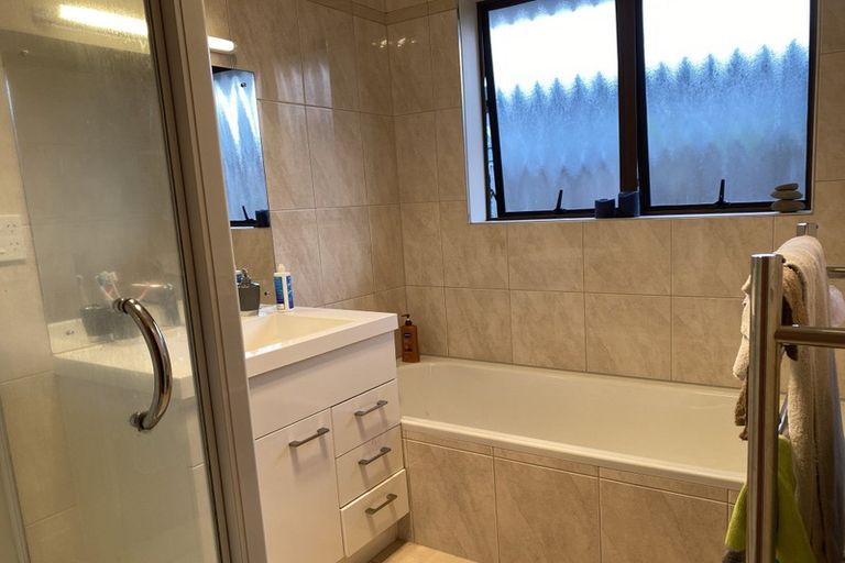 Photo of property in 1 Metcalfe Road, Henderson, Auckland, 0610
