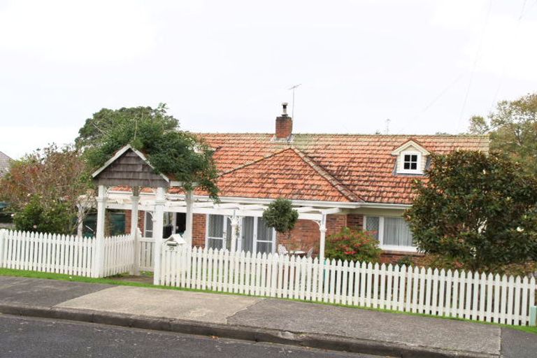 Photo of property in 2/35 Luplau Crescent, Cockle Bay, Auckland, 2014