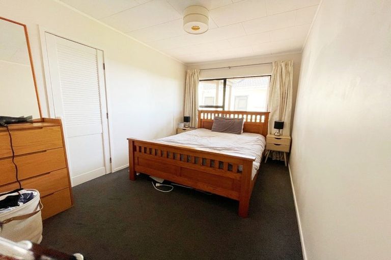 Photo of property in 2/1 Landsdale Place, Massey, Auckland, 0614