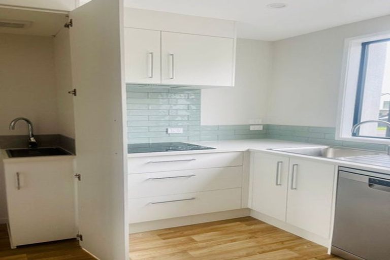 Photo of property in 2 Mikoikoi Crescent, Mangere Bridge, Auckland, 2022