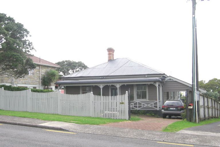 Photo of property in 6 Colonial Road, Birkenhead, Auckland, 0626