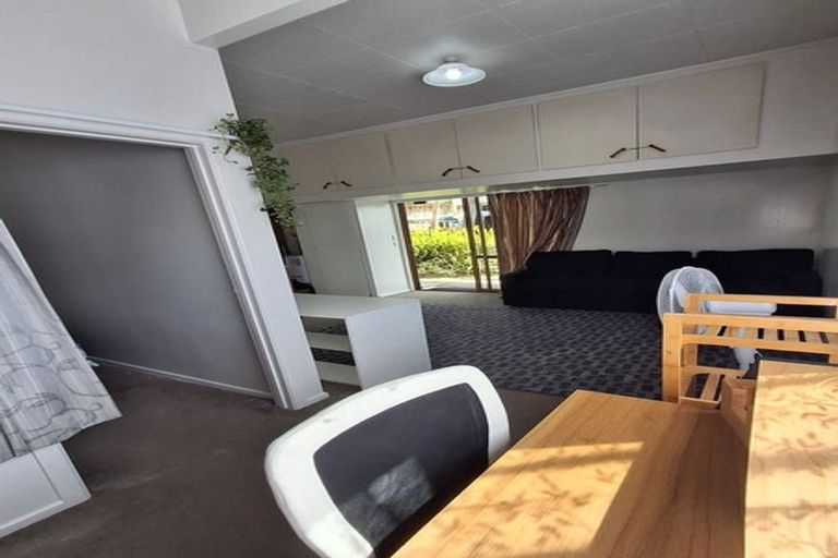 Photo of property in 2/918 Beach Road, Waiake, Auckland, 0630