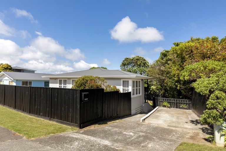 Photo of property in 11 Pelorous Street, Paparangi, Wellington, 6037