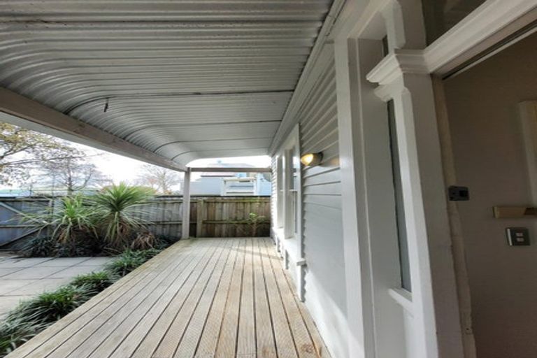 Photo of property in 4/6 Defoe Place, Waltham, Christchurch, 8023