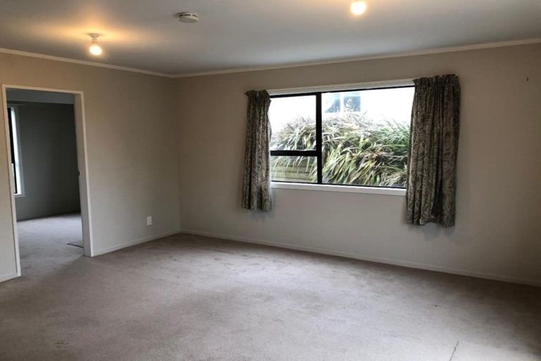Photo of property in 33a Sunhaven Drive, Newlands, Wellington, 6037
