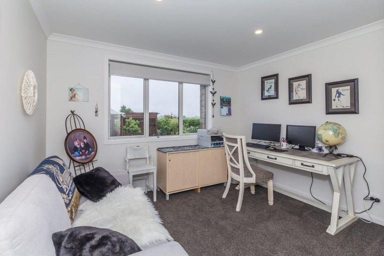 Photo of property in 9 Waipuna Grove, Levin, 5571