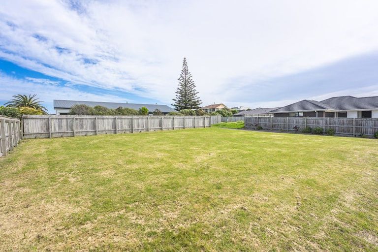 Photo of property in 43 Seagrass Place, Otaki Beach, Otaki, 5512