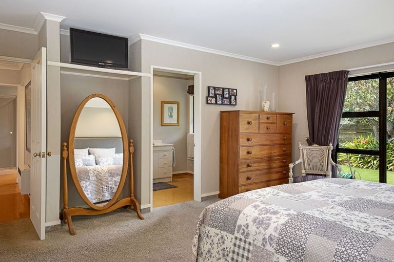 Photo of property in 12 Papawai Grove, Waikanae, 5036