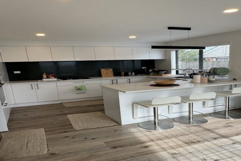 Photo of property in 27c Sunnyside Road, Sunnyvale, Auckland, 0612