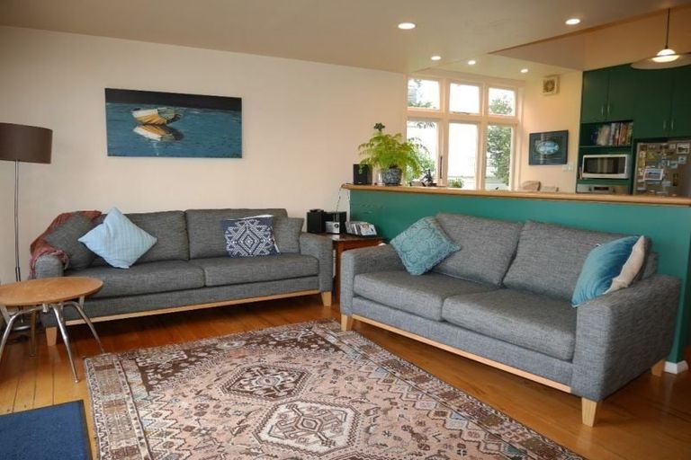 Photo of property in 152 Kelburn Parade, Kelburn, Wellington, 6012