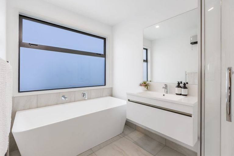 Photo of property in 1 Metoriti Crescent, Karaka, 2124