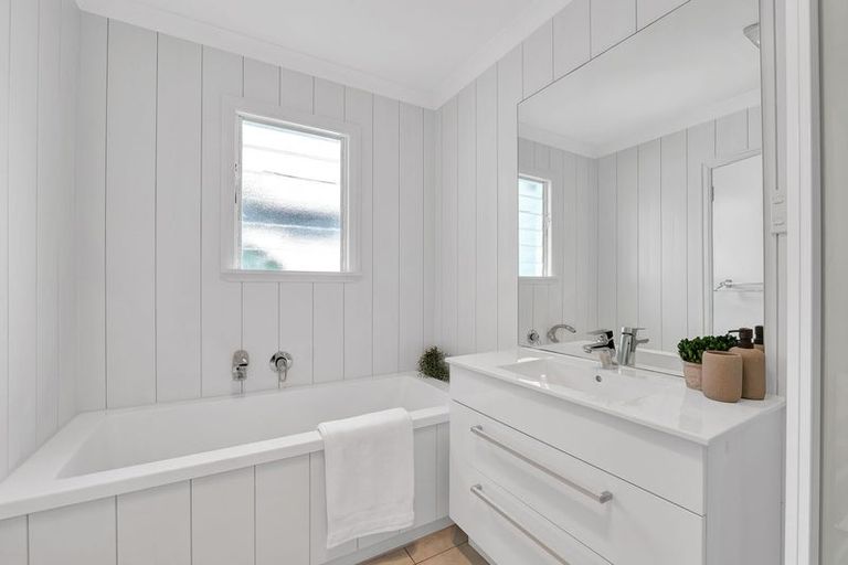 Photo of property in 15 Wallath Road, Westown, New Plymouth, 4310