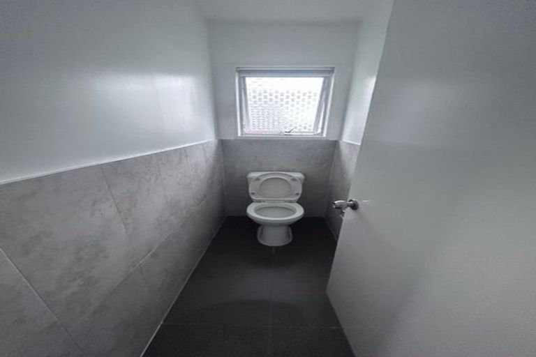 Photo of property in 42 Tamahere Drive, Glenfield, Auckland, 0629