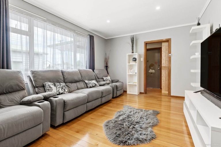 Photo of property in 2 Royal View Road, Te Atatu South, Auckland, 0610