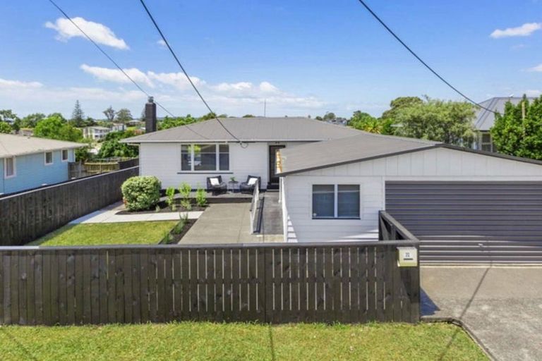 Photo of property in 32 Neil Avenue, Te Atatu Peninsula, Auckland, 0610