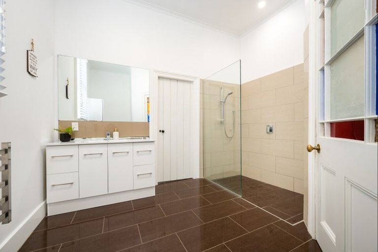 Photo of property in 12 Hadfield Terrace, Bluff Hill, Napier, 4110