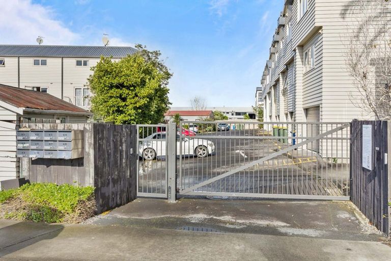 Photo of property in 10/4 Keeling Road, Henderson, Auckland, 0612
