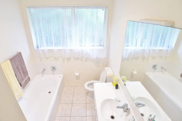 Photo of property in 2/12 Bowater Place, Manurewa, Auckland, 2102