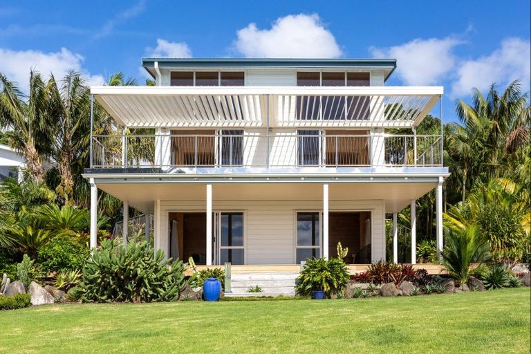 Photo of property in 42 Pohutukawa Avenue, Red Beach, 0932