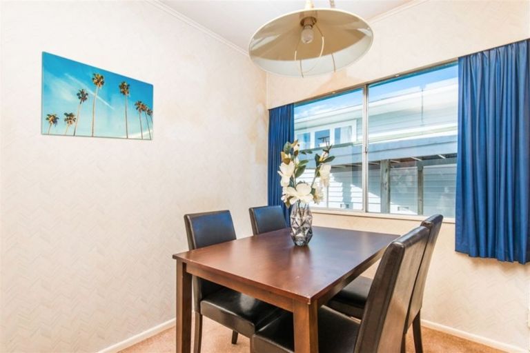 Photo of property in 6 Griffiths Grove, Newlands, Wellington, 6037