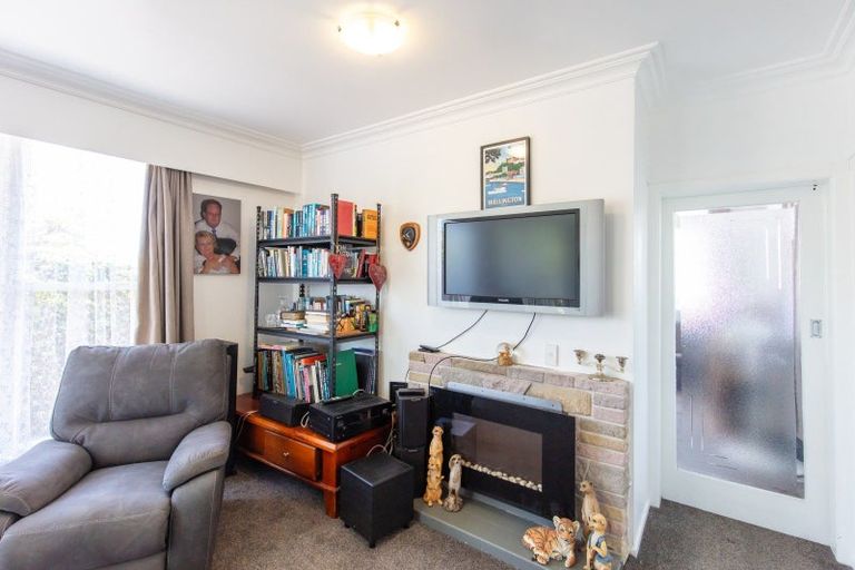 Photo of property in 98 Queen Street West, Levin, 5510