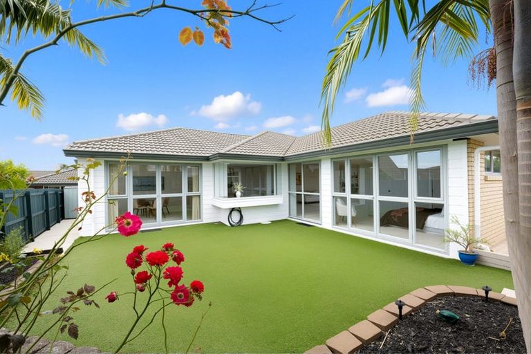 Photo of property in 28 Heversham Place, Glendene, Auckland, 0602