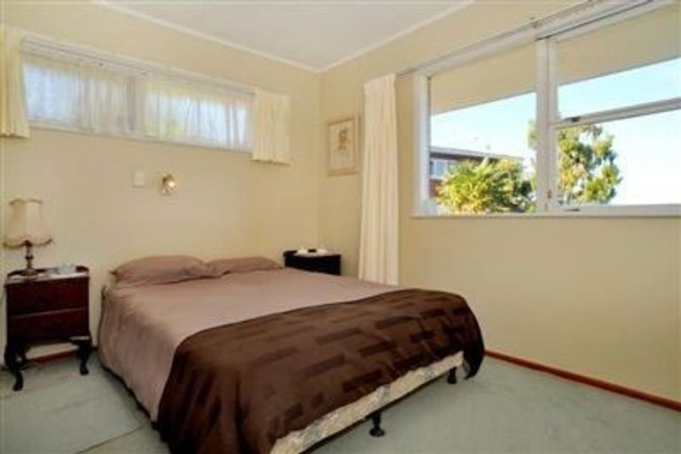 Photo of property in 10 Martin Crescent, Northcote, Auckland, 0627